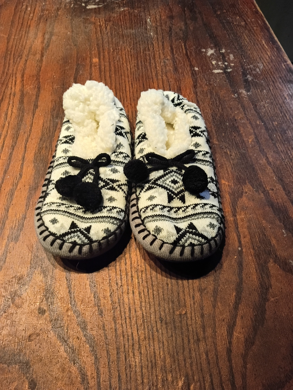 Source Unknown Black and White Nordic Pom-Pom Women Slipper Shoes